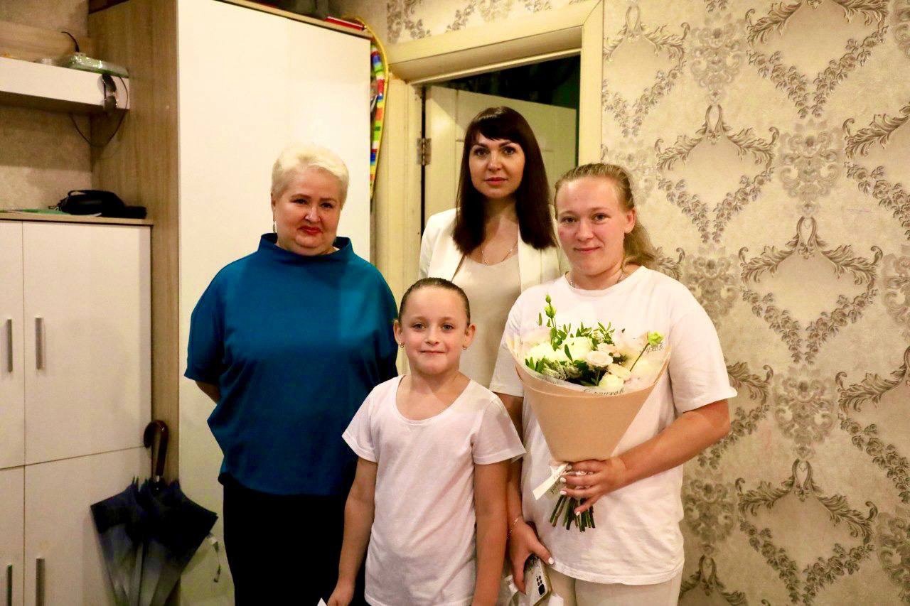 Вручили школьный набор будущей первокласснице Вручили школьный набор будущей первокласснице