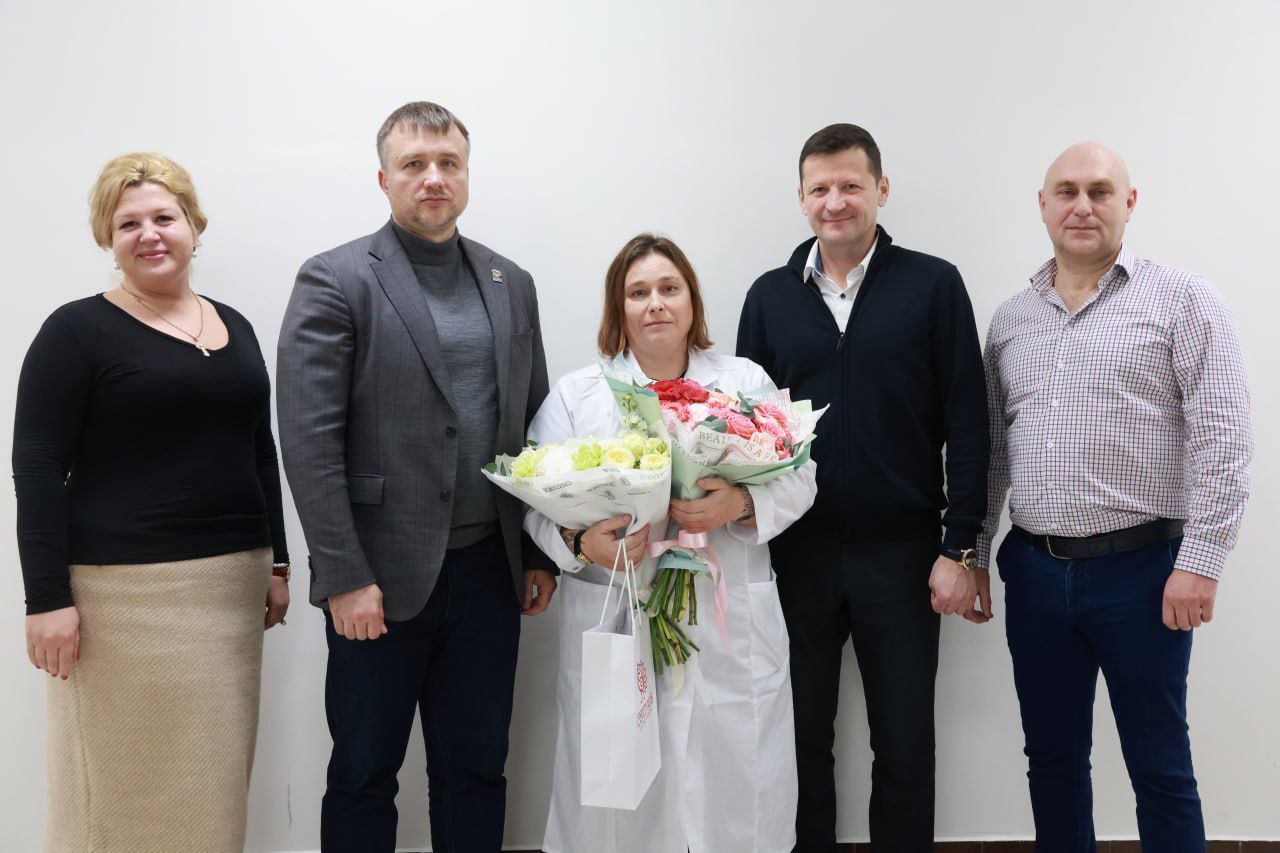 Во время визита на «Протвинский мясокомбинат» Глава Серпухова поздравил участницу СВО с получением государственной награды