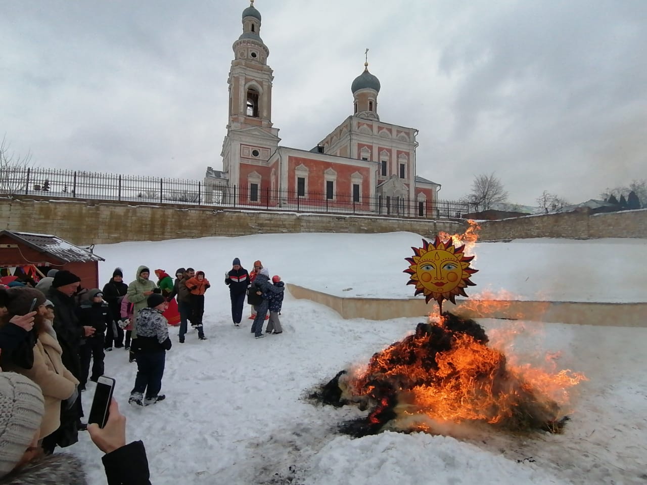 Масленица серпухов 2020. Масленица в серпухове 2022. Масленица в серпухове. Сжигание чучела масленицы. Масленица в серпухове.