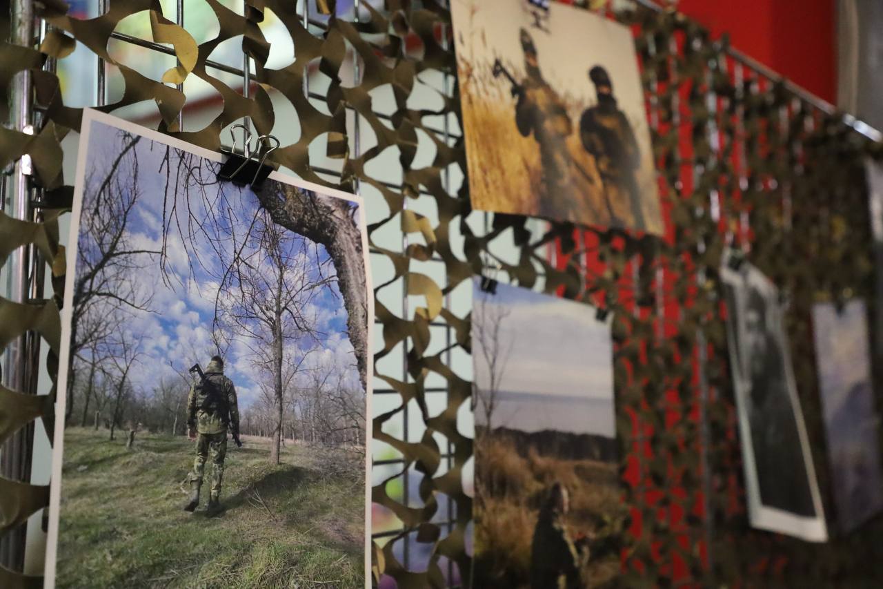 «Границы мира»: в Серпухове работает фотовыставка участника СВО