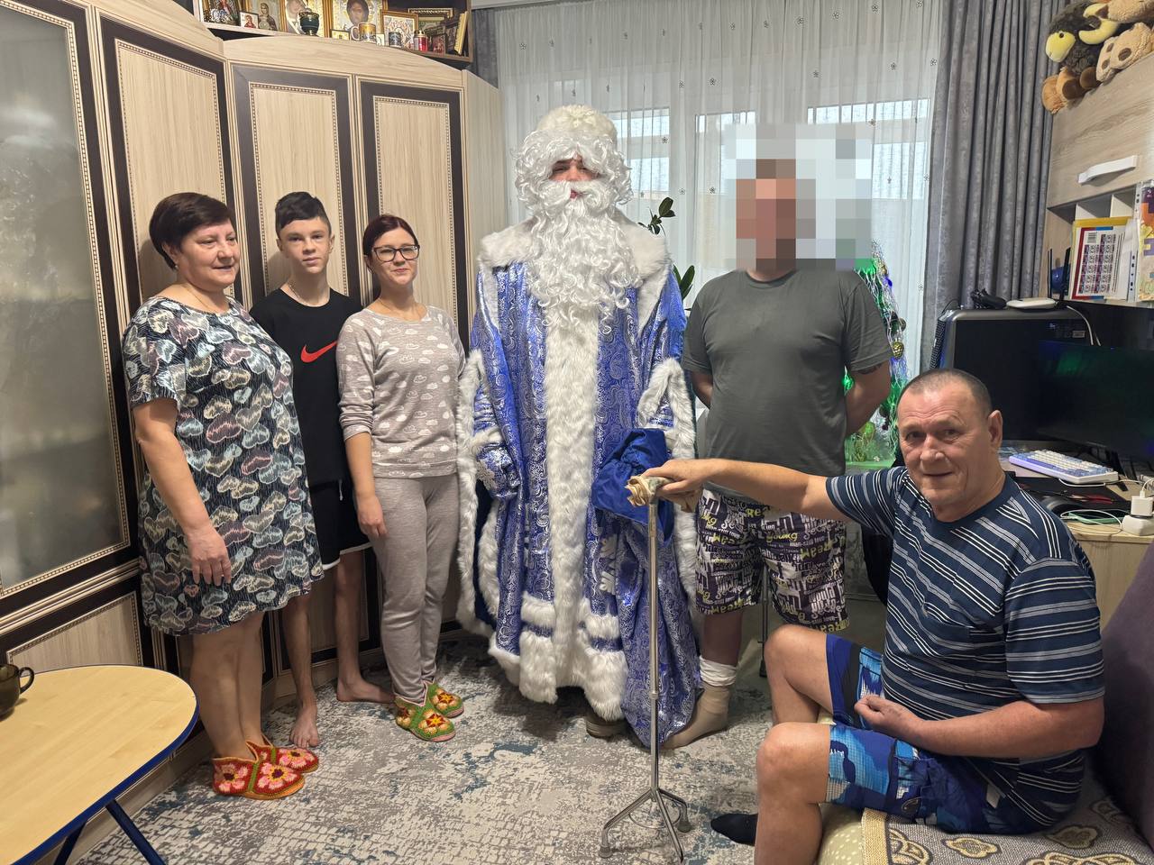 В Протвино поздравили с Новым годом семью участника СВО В Протвино поздравили с Новым годом семью участника СВО
