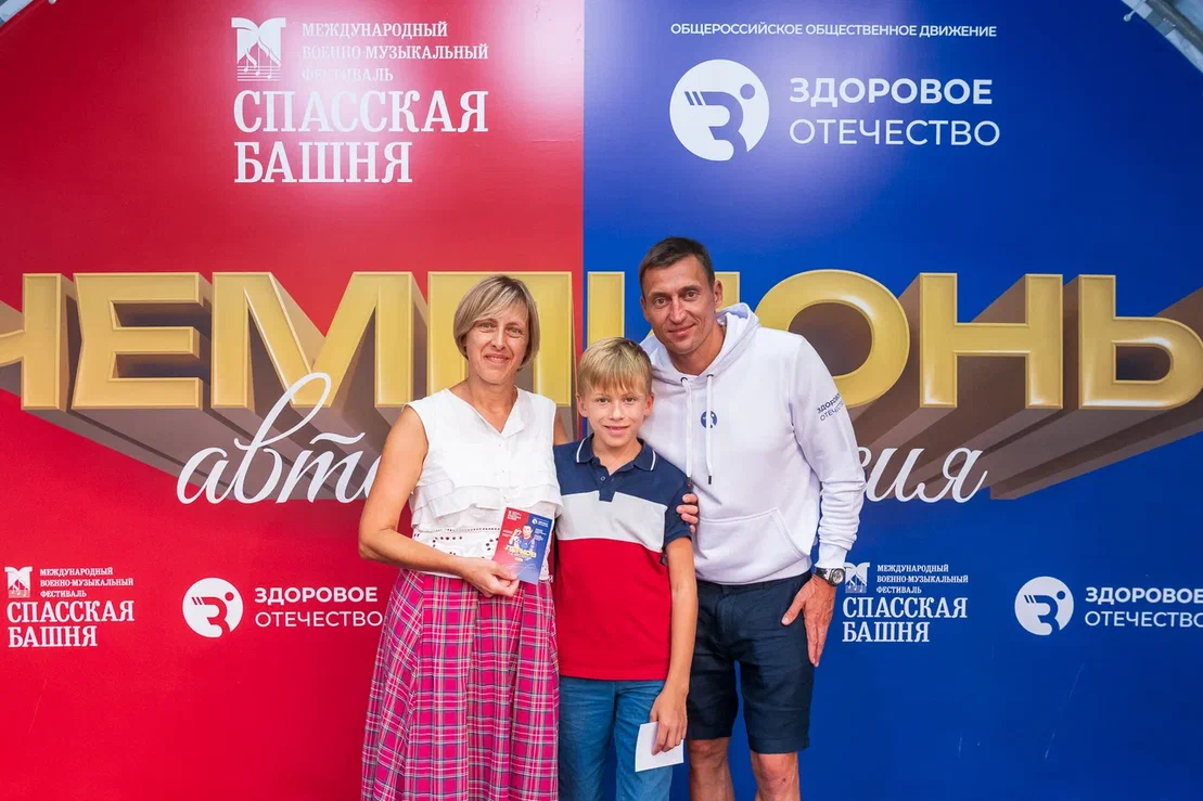 Впервые  Общероссийское общественное движение «Здоровое Отечество» продемонстрировало зрителям эпизод физкультурного представления грандиозного спортивного шествия на Красной площади