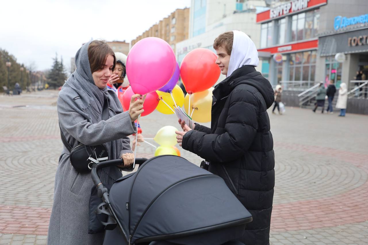 На улицах Серпухова поздравляют женщин с 8 Марта