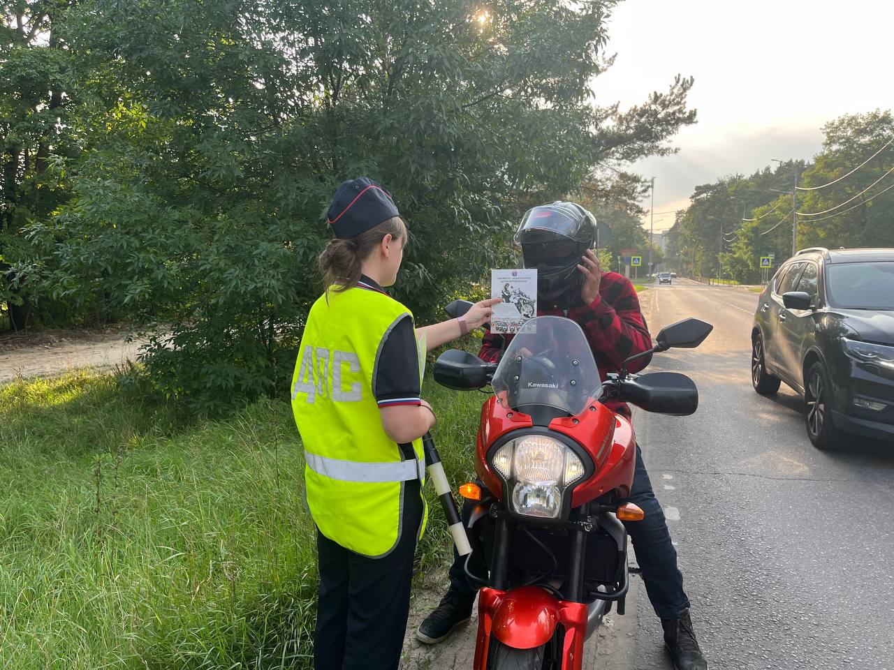Автоинспекторы Серпухова провели профилактические беседы с водителями мотоциклов