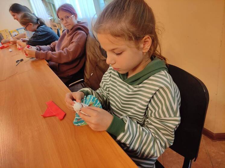 В серпуховской библиотеке №5 дети научились создавать оберег «Валдайский колокольчик» 