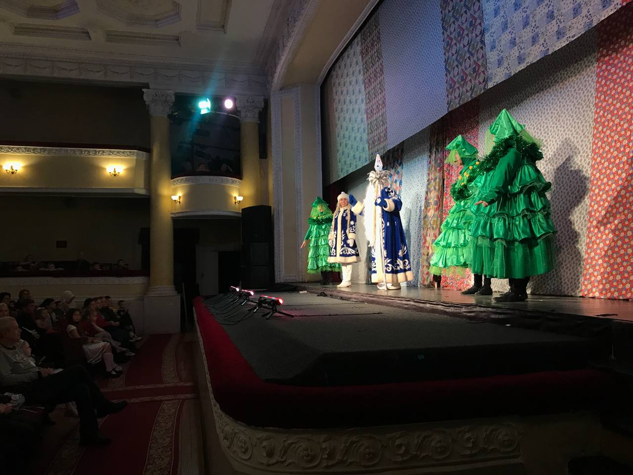В Серпуховском Гортеатре состоялась благотворительная ёлка Главы округа В Серпуховском Гортеатре состоялась благотворительная ёлка Главы округа