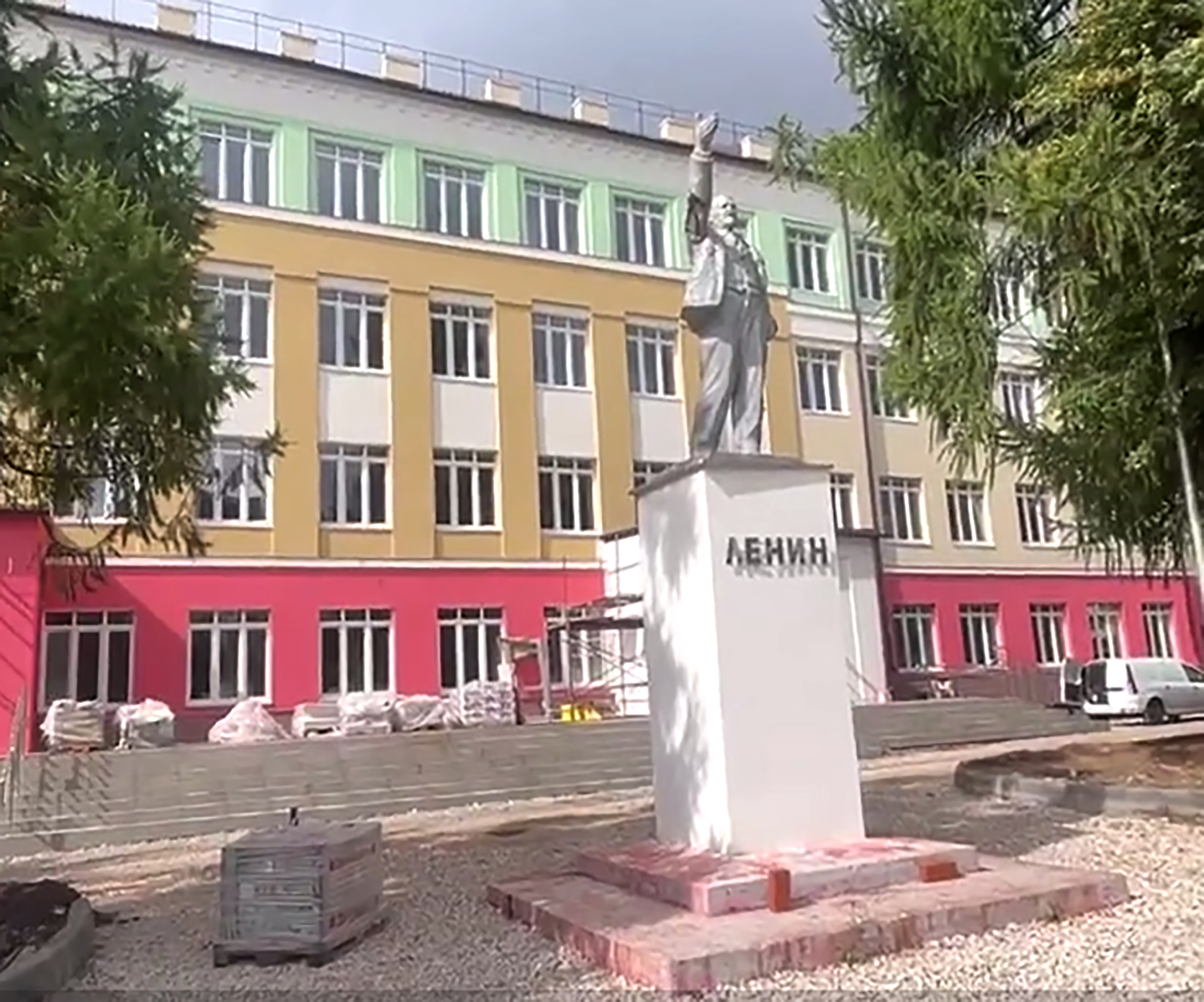 Завершающиеся работы по капремонту школ в Серпухове проверил министр строительного комплекса Подмосковья