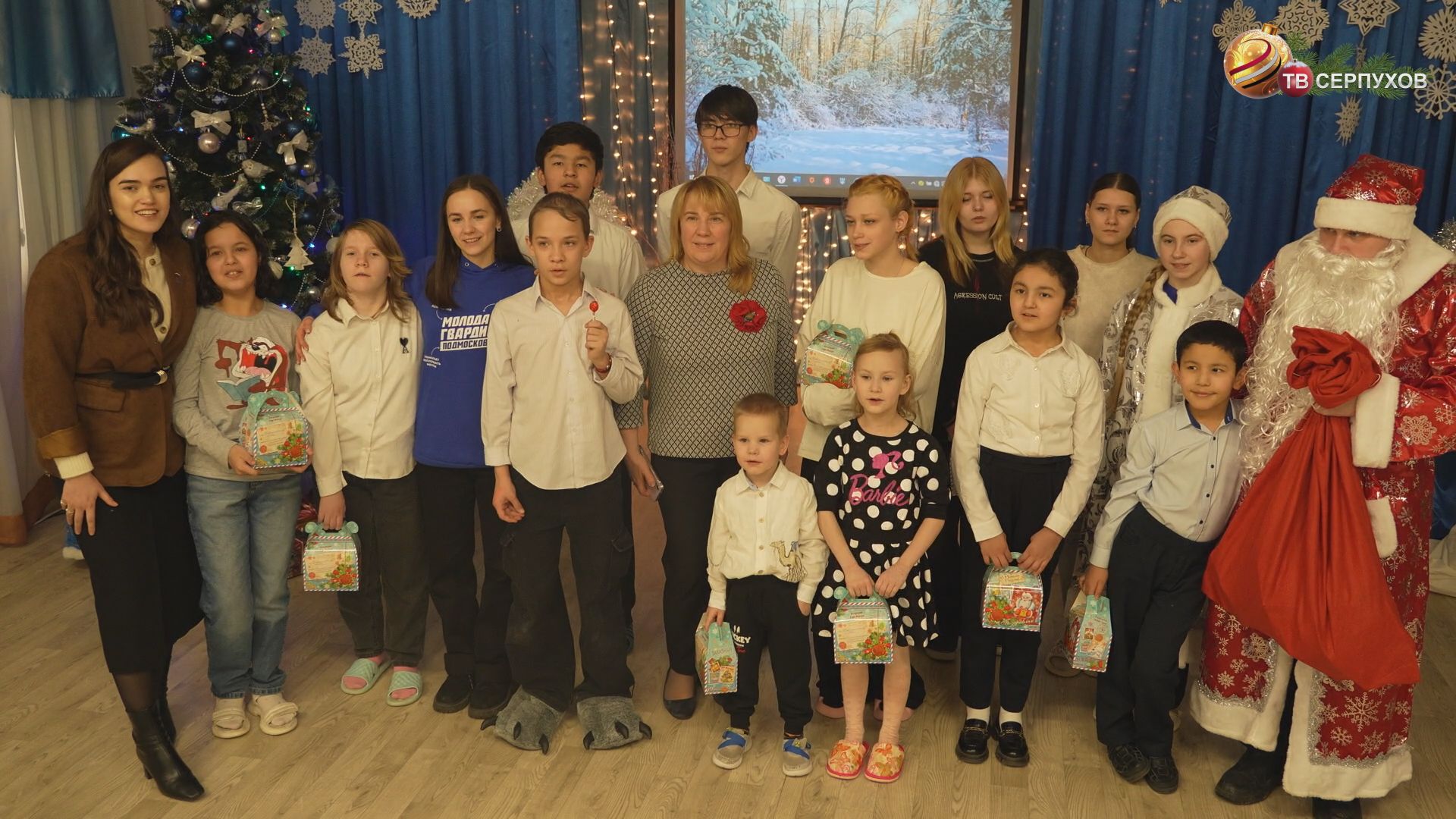 Молодогвардейцы Серпухова подарили новогоднюю сказку воспитанникам семейных центров