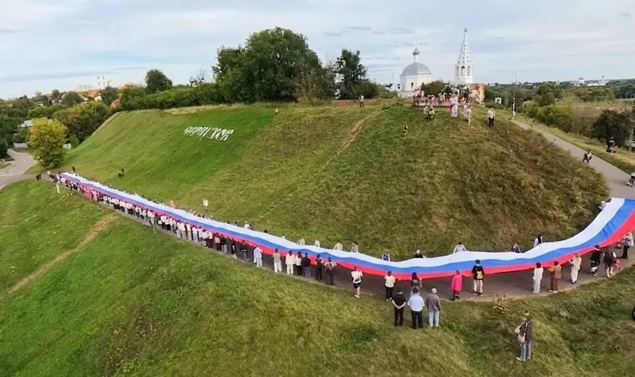 В преддверии Дня Государственного флага России на Соборной горе — в историческом центре Серпухова — состоялся патриотический флешмоб