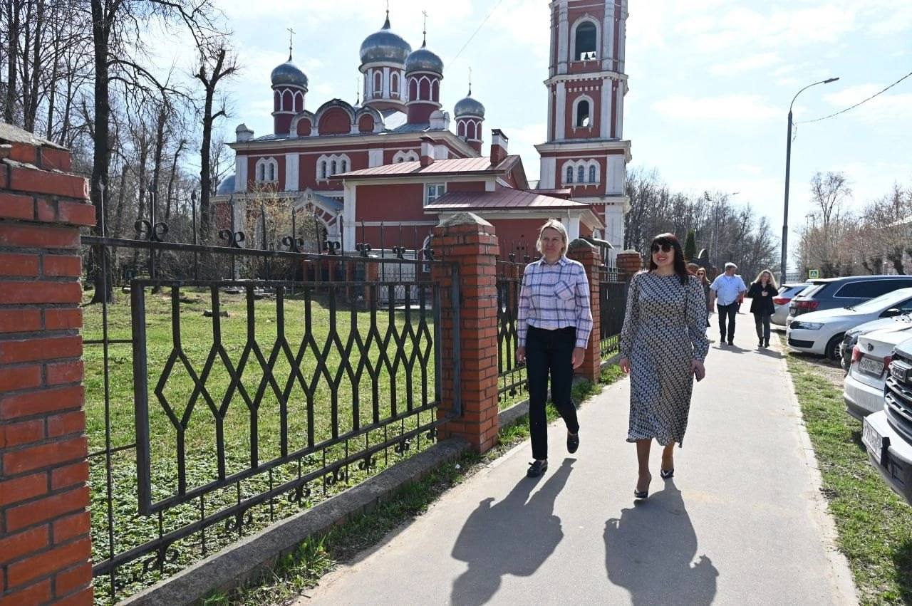 В Серпухове проверили содержание территорий возле Всехсвятского храма