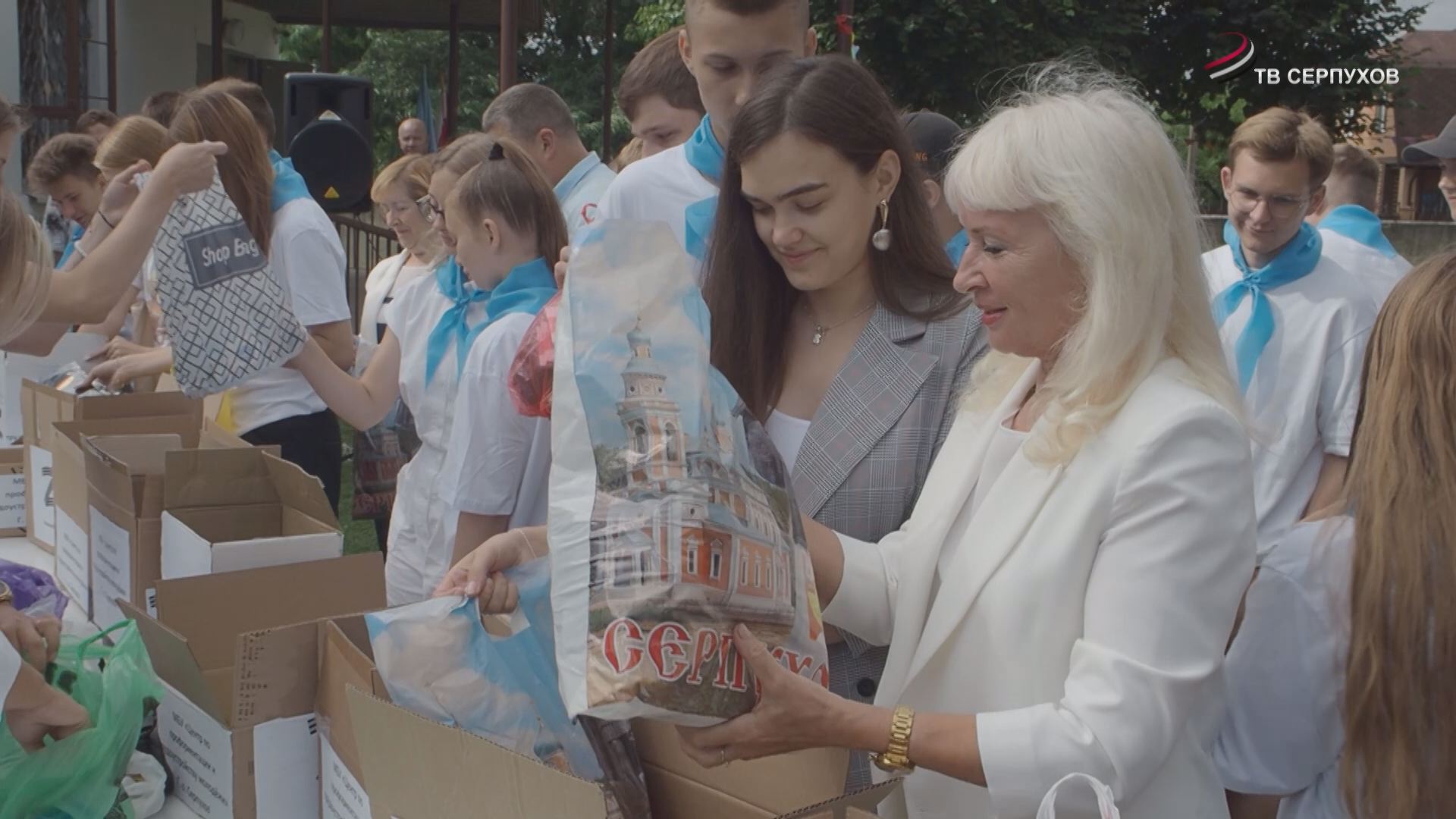 Ребята из летнего трудового лагеря при Центре по профориентации собрали гуманитарную помощь 