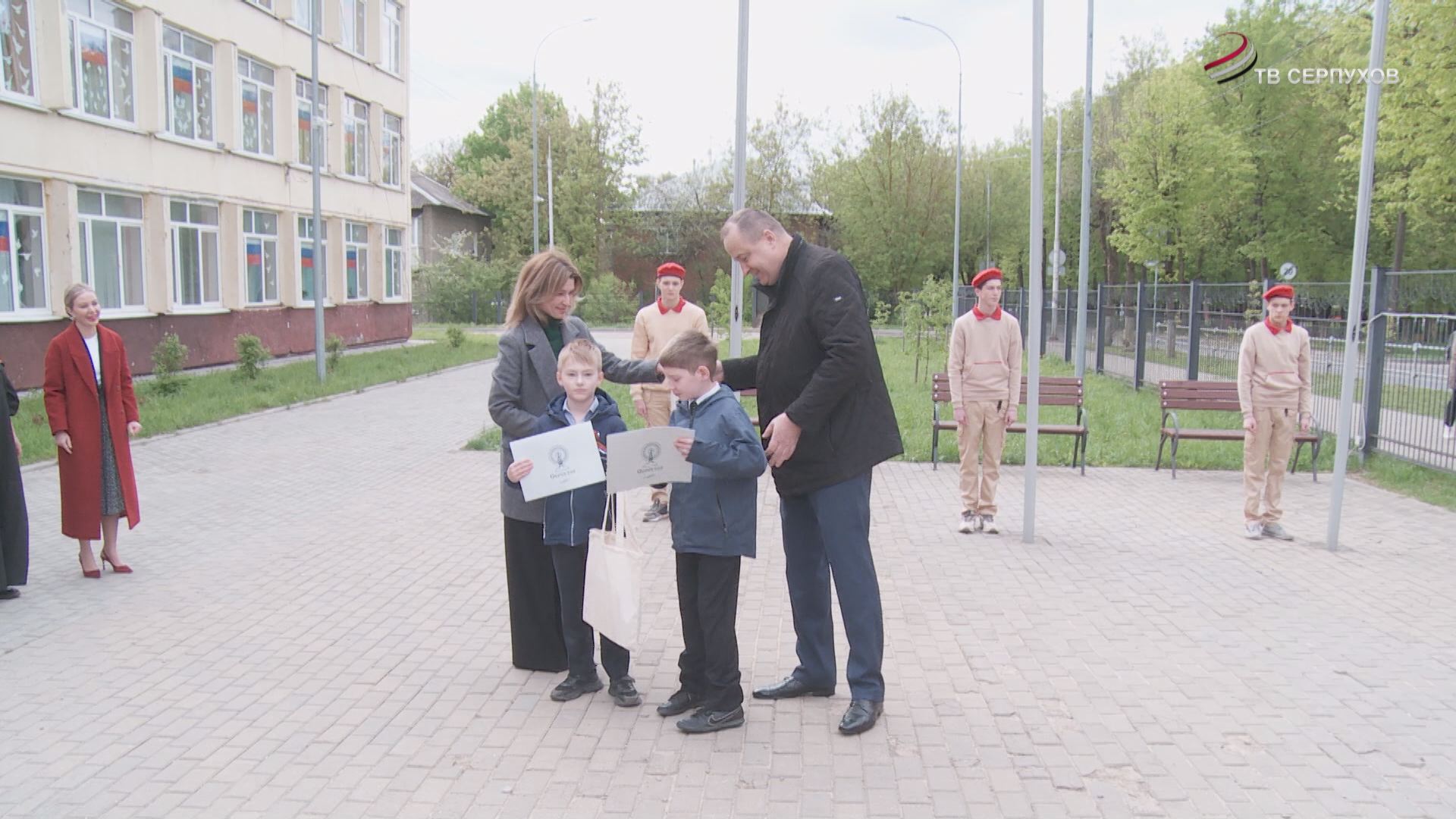 Школьников Серпухова наградили за активное участие в общественной жизни города 