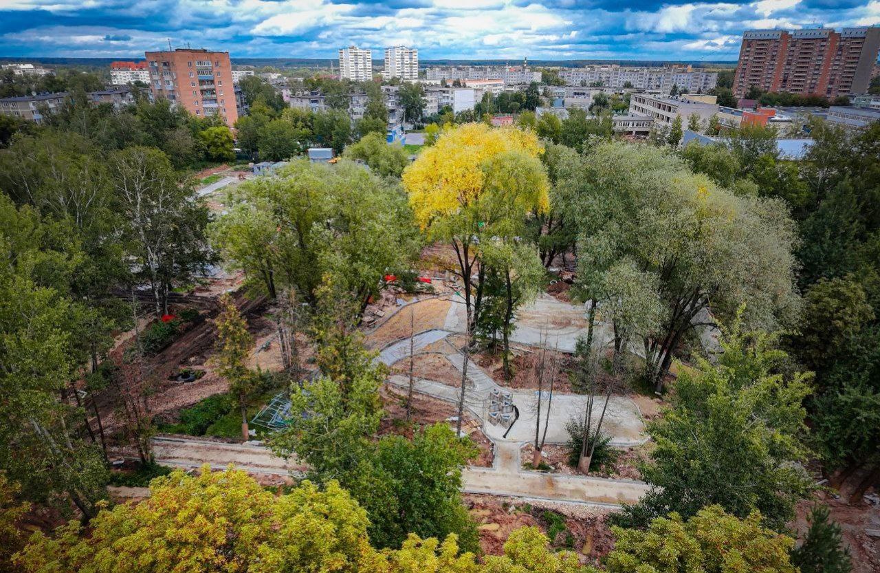 В серпуховском парке «Питомник» продолжаются работы по благоустройству