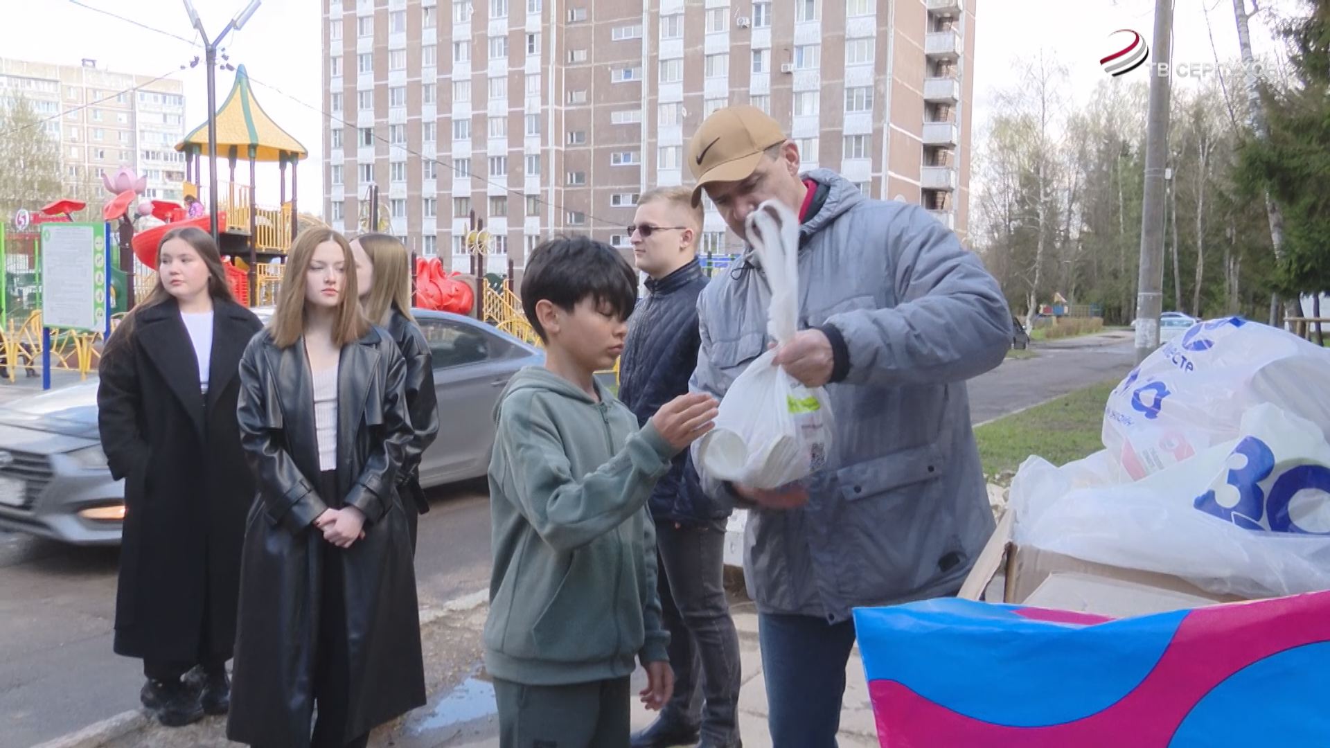 В Большом Серпухове работают мобильные пункты по сбору гуманитарной помощи