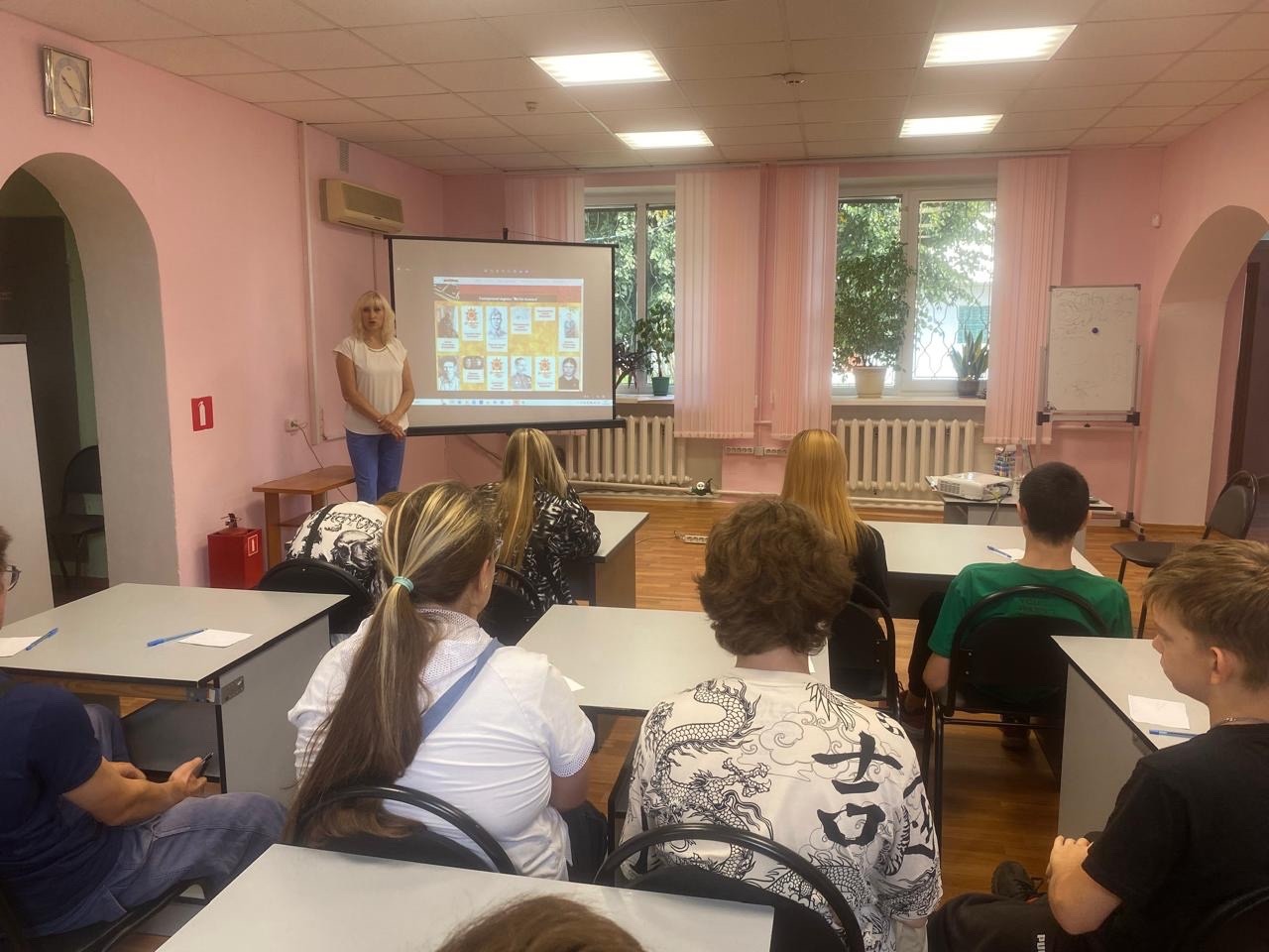 Сторонник партии «Единая Россия» Ольга Баутина презентовала в Центре по профориентации и трудоустройству молодежи партийный пооект «Электронные дневники памяти «Мы вас помним»