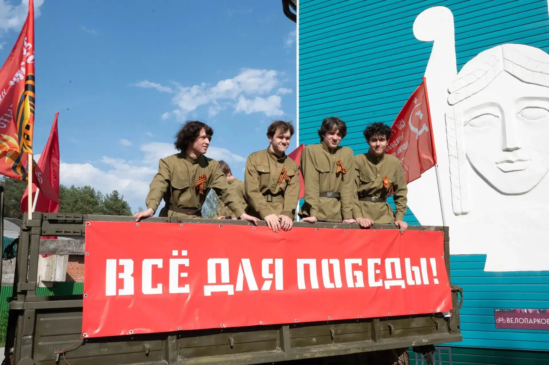 В посёлке Пролетарский прошла патриотическая акция «Вальс Победы»