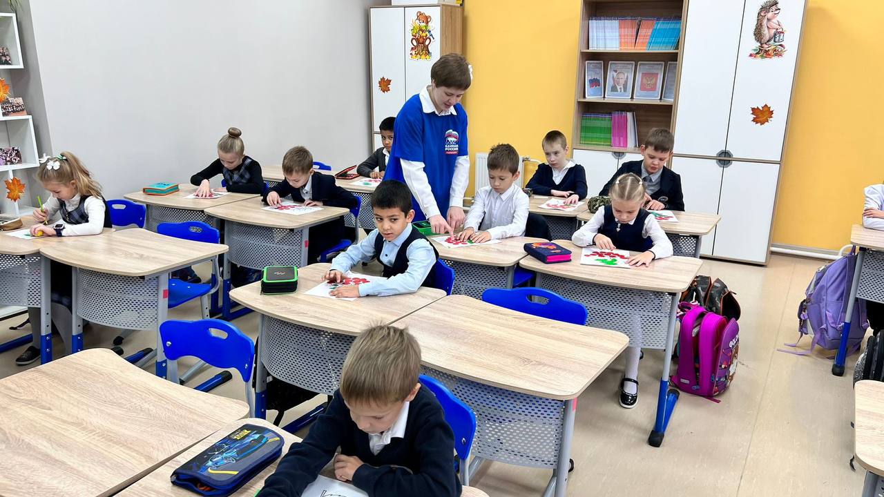 Партийцы Серпухова провели акцию «Спасибо, учитель!» в школе №16