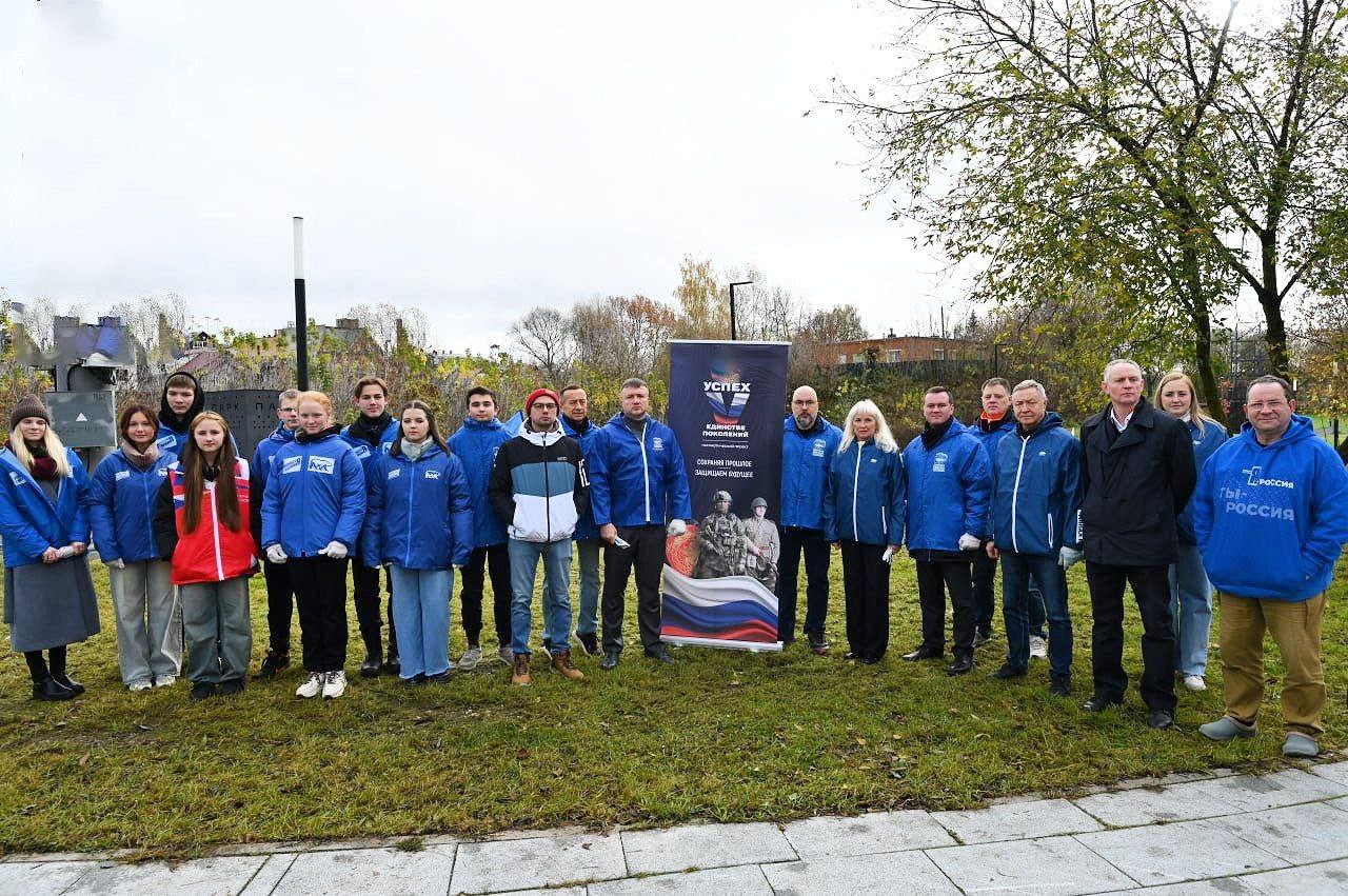 В Серпухове в преддверии Дня отца высадили 26 дубов 