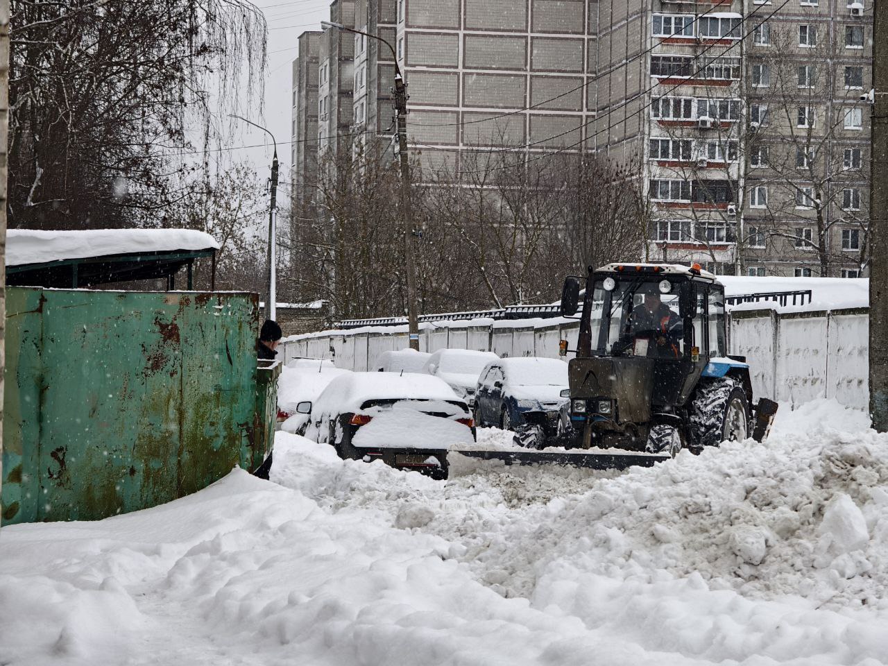 В Серпухове продолжается уборка от снега улиц, дорог и подъездов к контейнерным площадкам