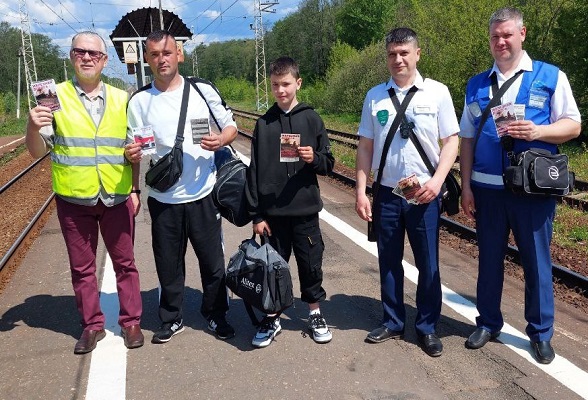Жителям Серпухова в очередной раз напомнили о правилах безопасности на железной дороге Жителям Серпухова в очередной раз напомнили о правилах безопасности на железной дороге