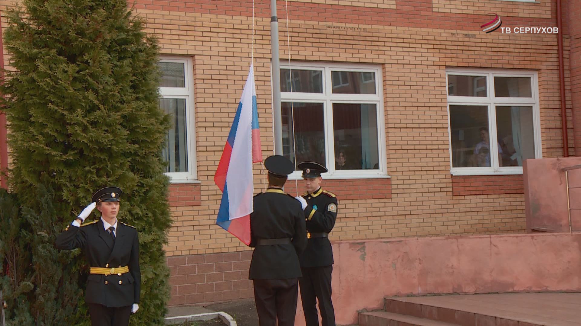 В школе №12 в начале недели по новой традиции будет подниматься Государственный флаг под гимн страны В школе №12 в начале недели по новой традиции будет подниматься Государственный флаг под гимн страны