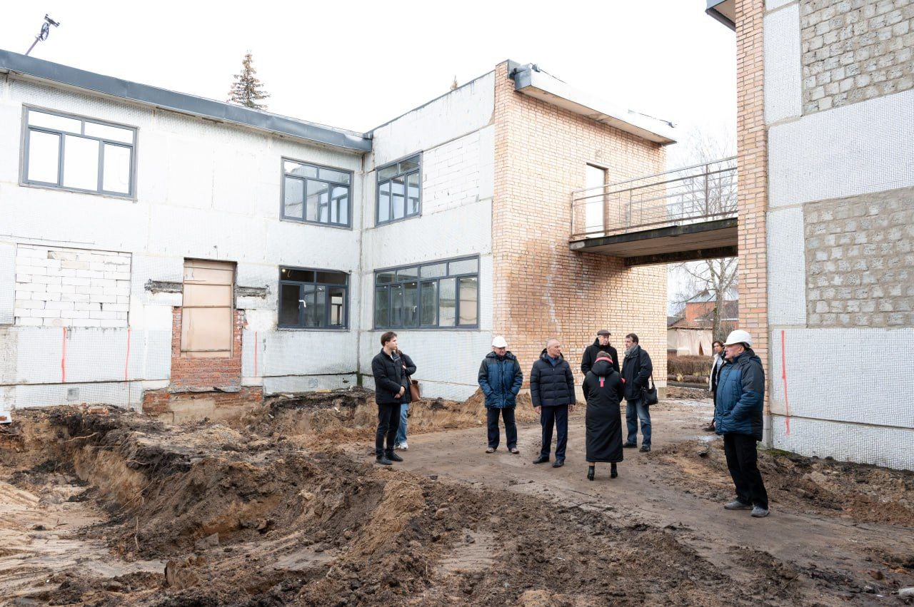 Депутат Госдумы проверил ход капремонта детского сада «Ласточка» в Серпухове