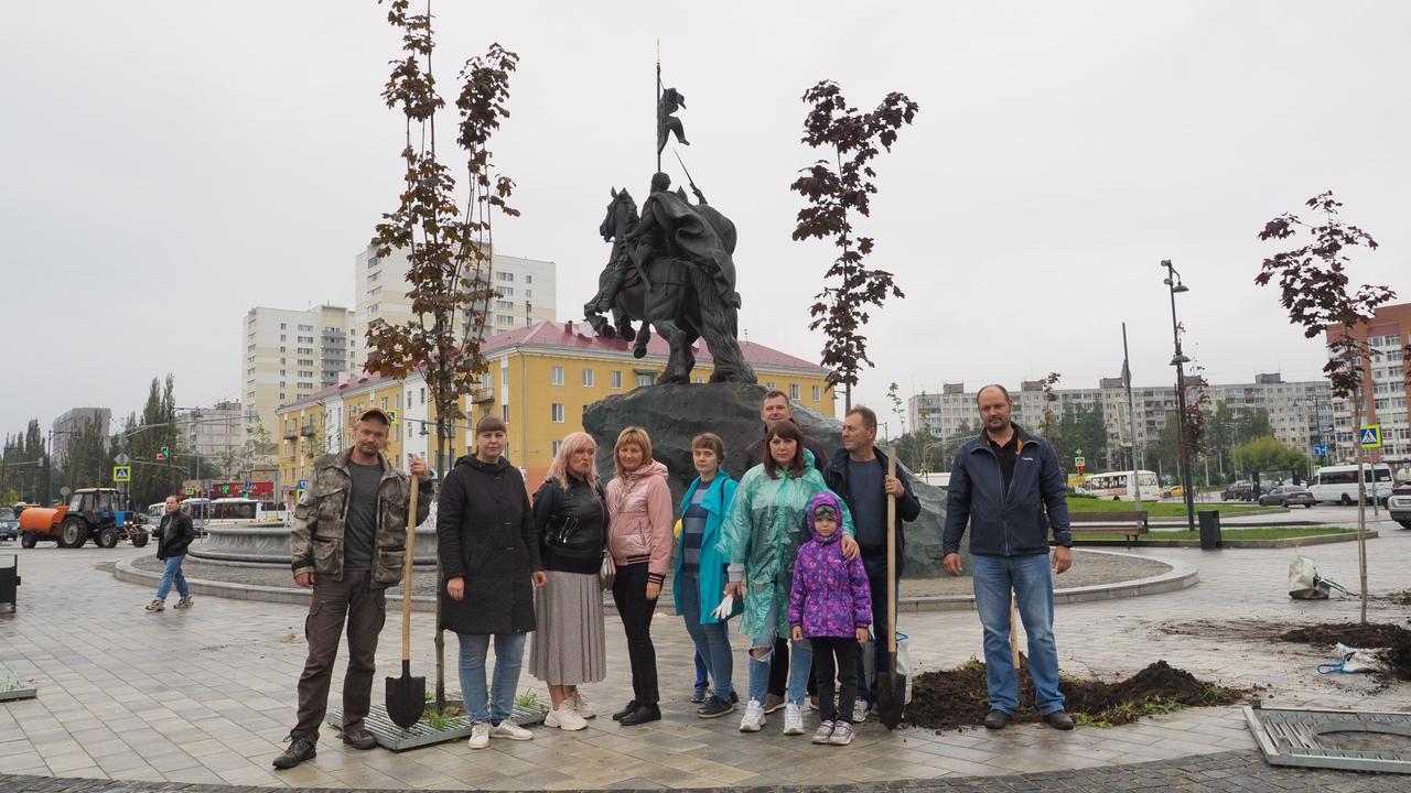Журналисты Серпухова украсили Привокзальную площадь деревьями Журналисты Серпухова украсили Привокзальную площадь деревьями