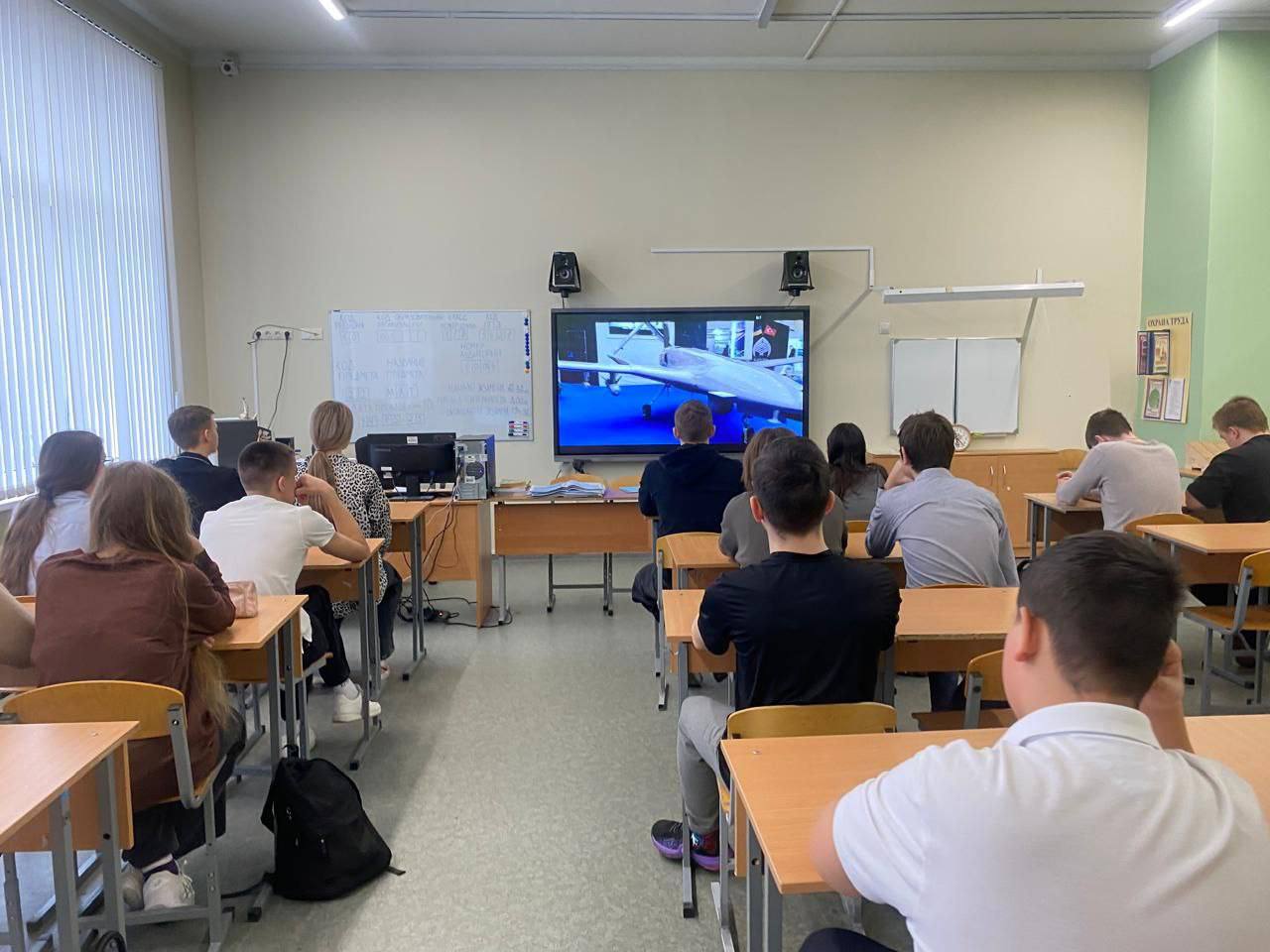 Школьники Серпухова узнали о профессиях, связанных с управлением и обслуживанием БПЛА Школьники Серпухова узнали о профессиях, связанных с управлением и обслуживанием БПЛА