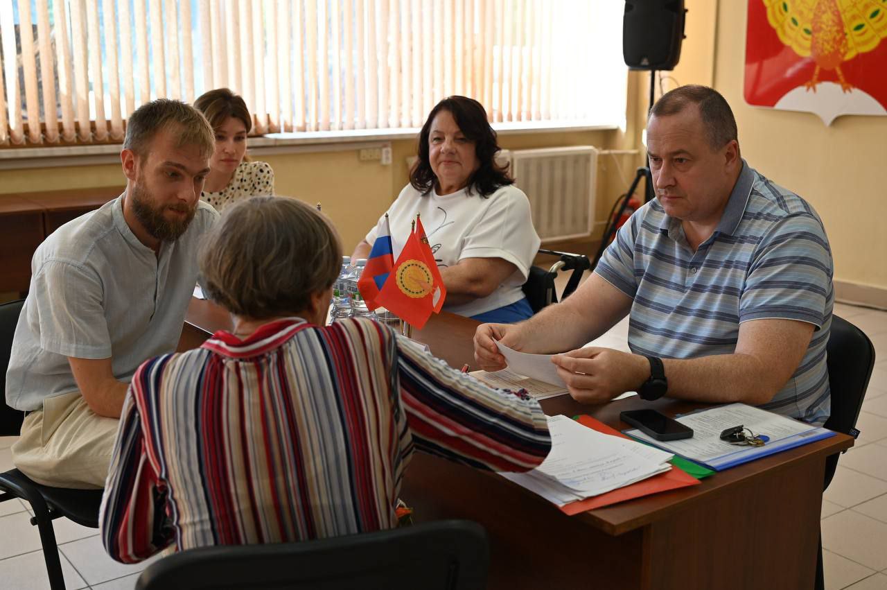 Единороссы Серпухова провели встречу с жителями в формате "выездной администрации" Единороссы Серпухова провели встречу с жителями в формате "выездной администрации"