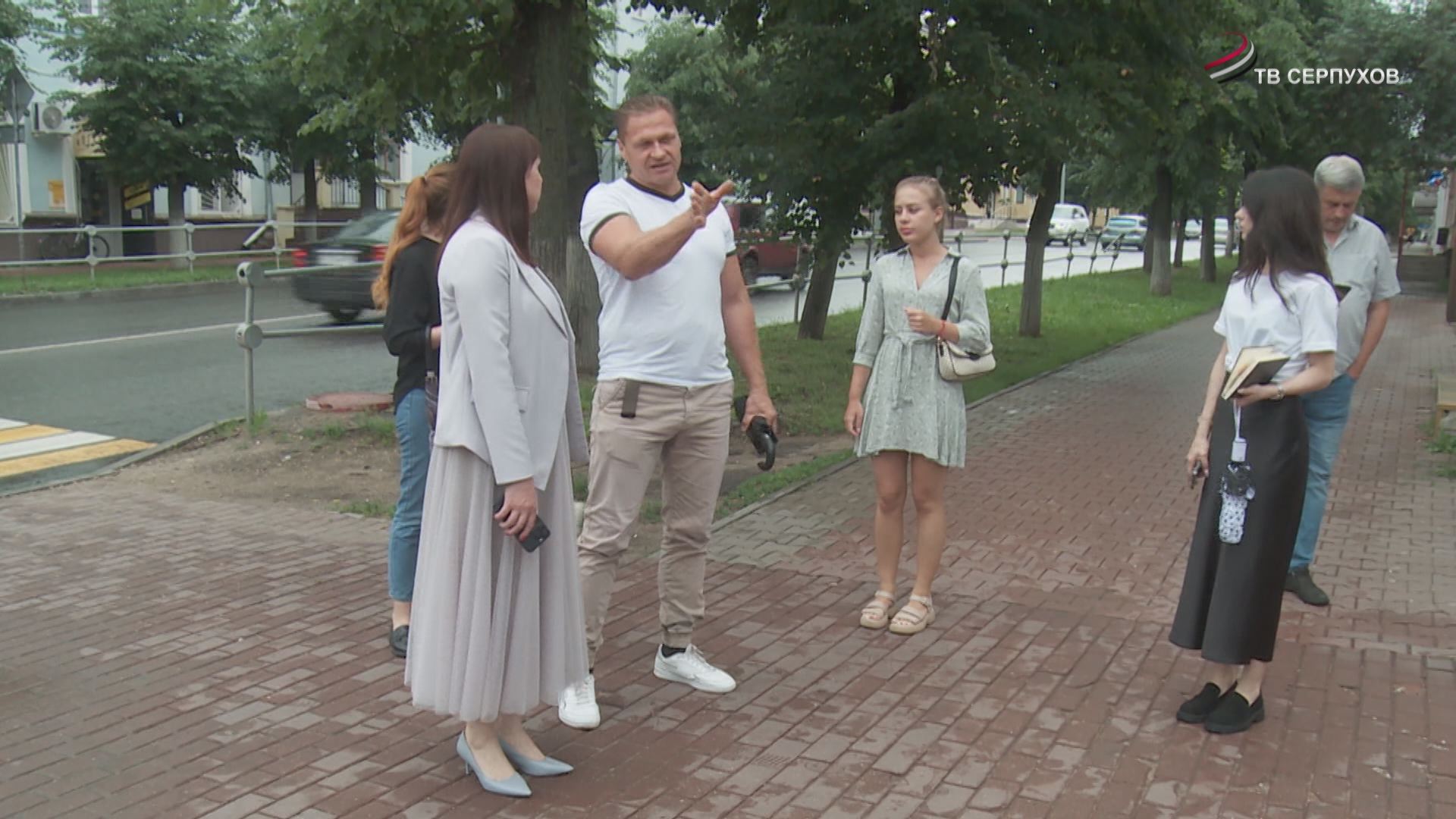 В Серпухове провели содержание дворовых и общественных территорий на ул. Советской В Серпухове провели содержание дворовых и общественных территорий на ул. Советской
