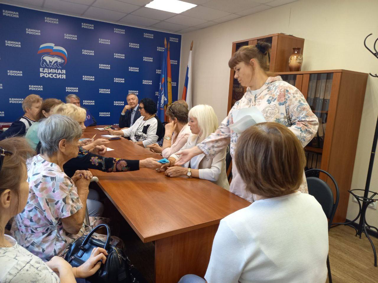 В Общественной приемной местного отделения партии «Единая Россия» провели совещание в рамках партийной акции «Тепло для Жизни»