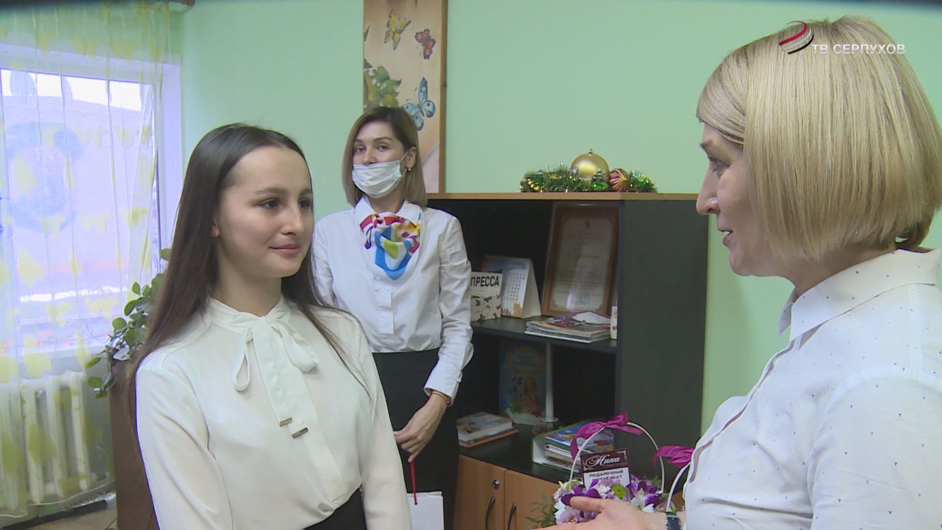 Глава городского округа вручила паспорта юным серпуховичам и поздравила финалистов конкурса «Большая перемена» Глава городского округа вручила паспорта юным серпуховичам и поздравила финалистов конкурса «Большая перемена»