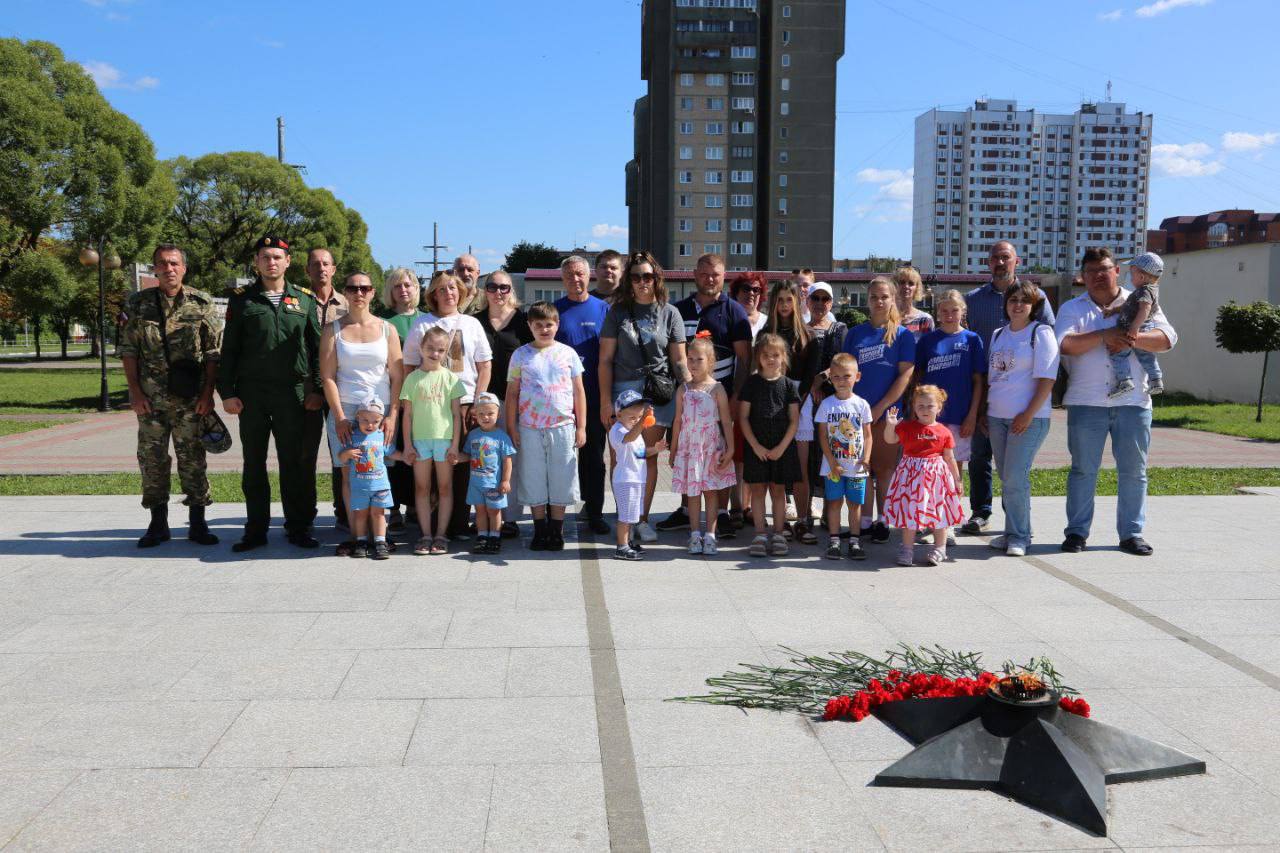 Жители Серпухова возложили цветы в память о детях, погибших в Донбассе в 2014 году