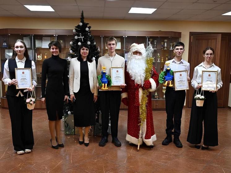 В Серпухове вручили награды призёрам Областной олимпиады по избирательному законодательству В Серпухове вручили награды призёрам Областной олимпиады по избирательному законодательству