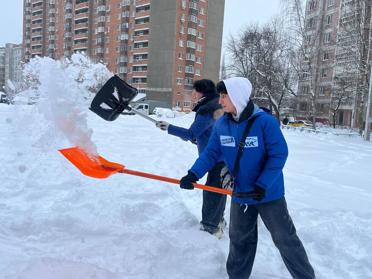 Активисты «Молодой Гвардии» помогают жителям Серпухова в уборке снега