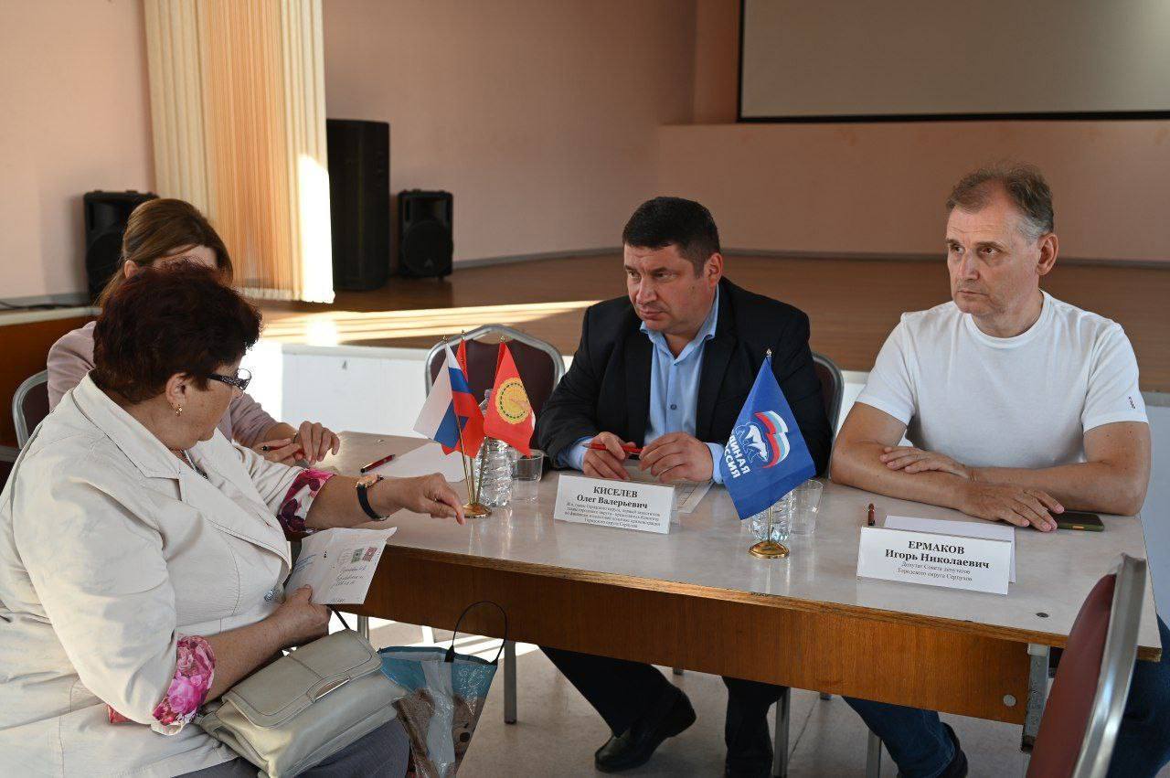 Депутаты Совета депутатов Городского округа Серпухов, члены фракции «Единая Россия» приняли участие в «Выездной администрации» в школе №9