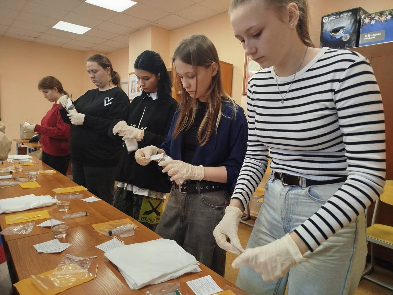 Молодежь Серпухова учится изготавливать «сухой душ» для военнослужащих СВО