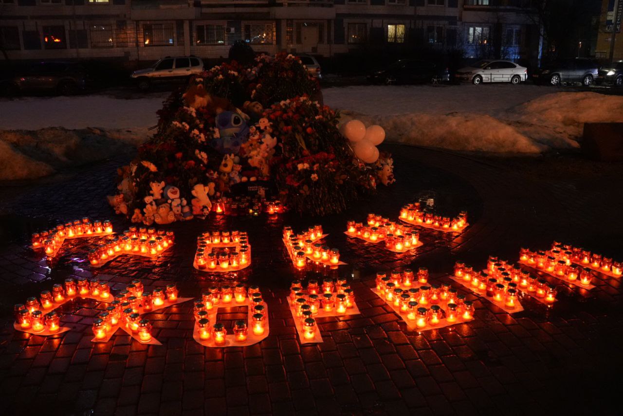 Серпуховичи зажгли свечи в память о погибших в «Крокус Сити Холл» Серпуховичи зажгли свечи в память о погибших в «Крокус Сити Холл»