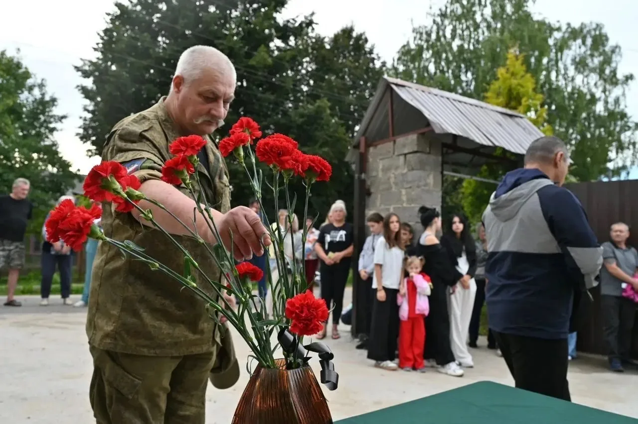 В деревне Дашковка открыли мемориальную доску в честь погибшего участника СВО Владимира Пьяникова с позывным «СЭМ»