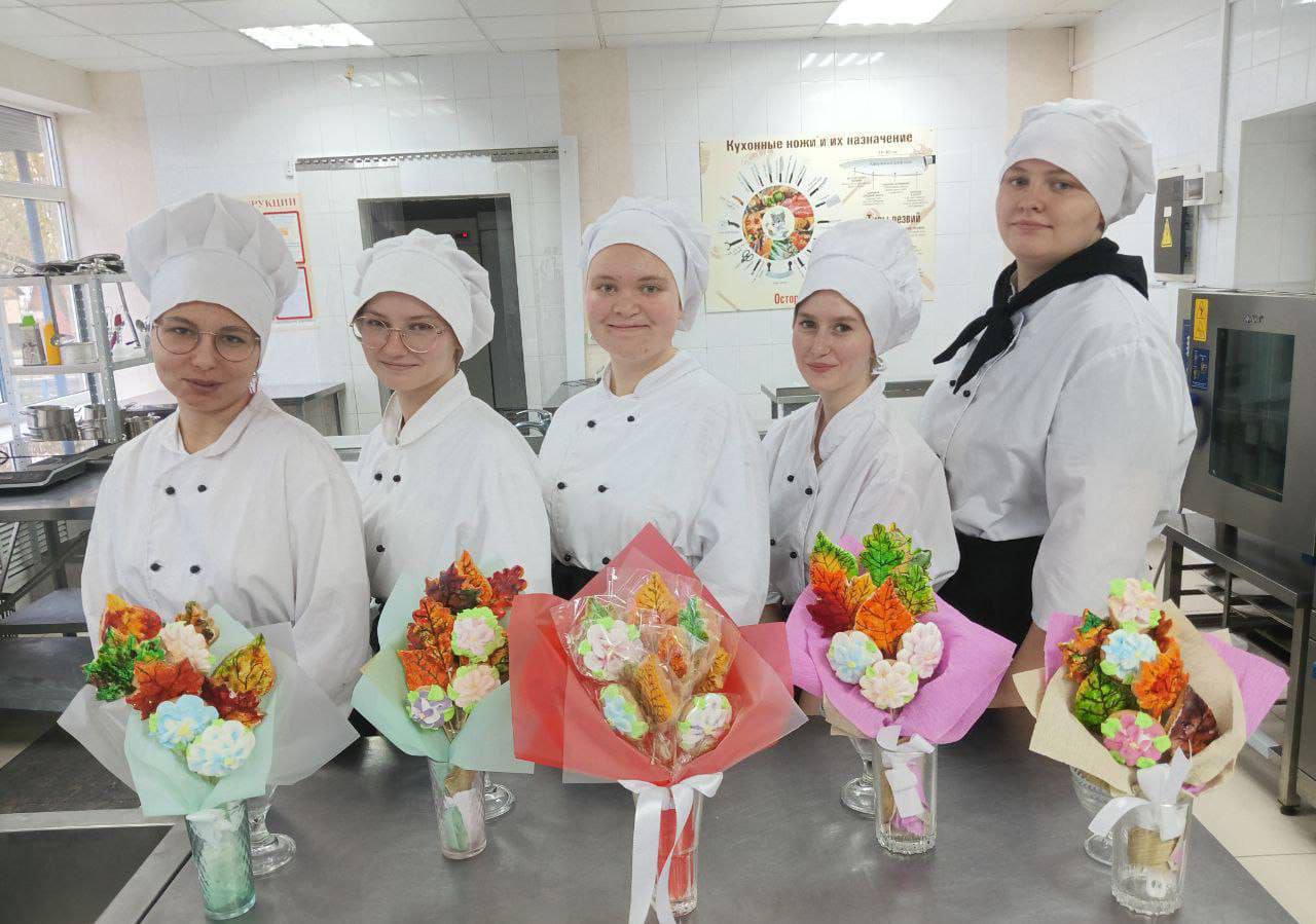 Студенты серпуховского Губернского колледжа приготовили ко Дню матери красивые и вкусные презенты