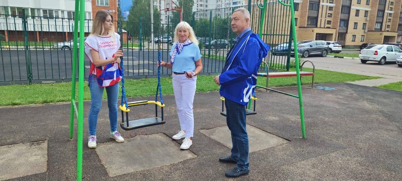 Члены партии "Единая Россия" провели мониторинг детских площадок во дворах многоквартирных домов Члены партии "Единая Россия" провели мониторинг детских площадок во дворах многоквартирных домов