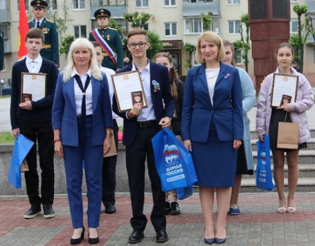 Накануне Дня России юные серпуховичи получили главный в своей жизни документ Накануне Дня России юные серпуховичи получили главный в своей жизни документ