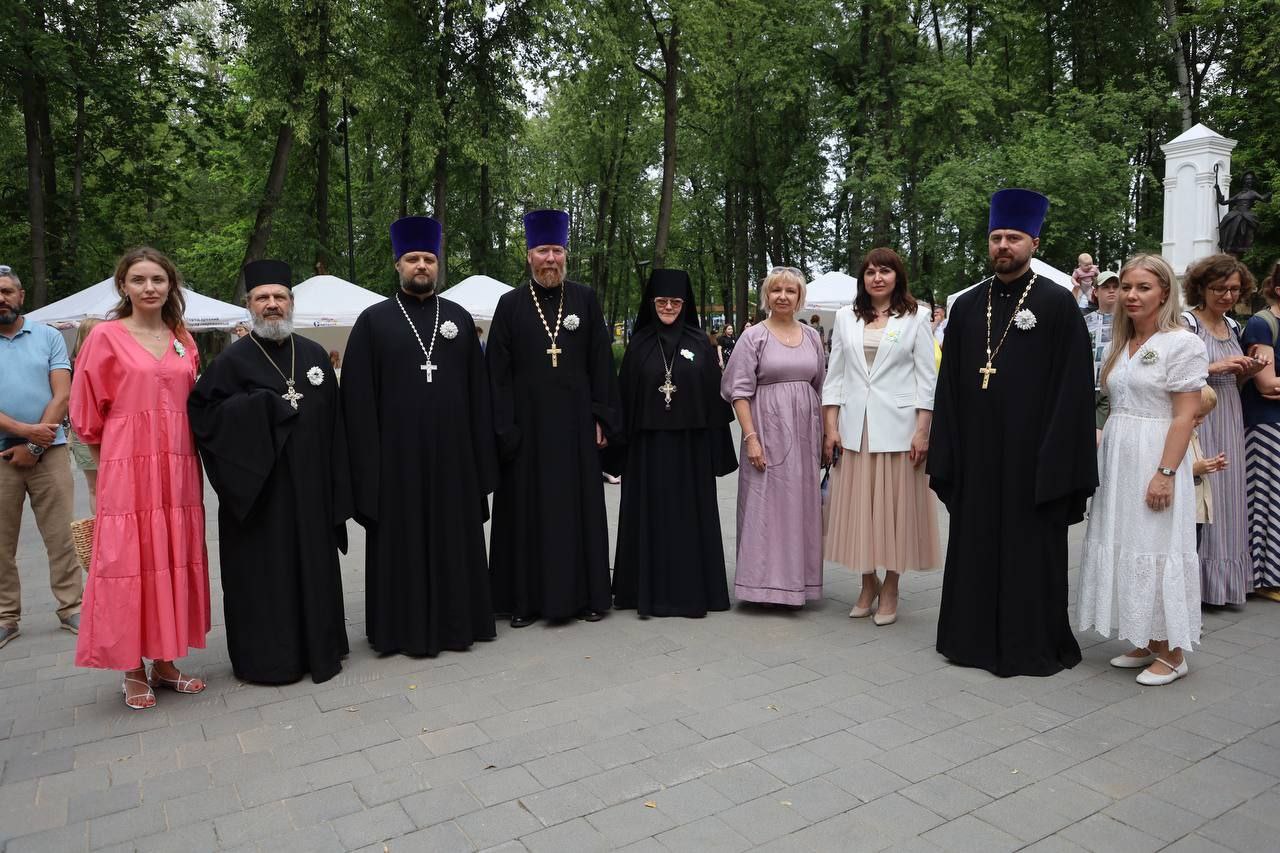 В Серпухове впервые провели благотворительную православную акцию «Белый цветок»