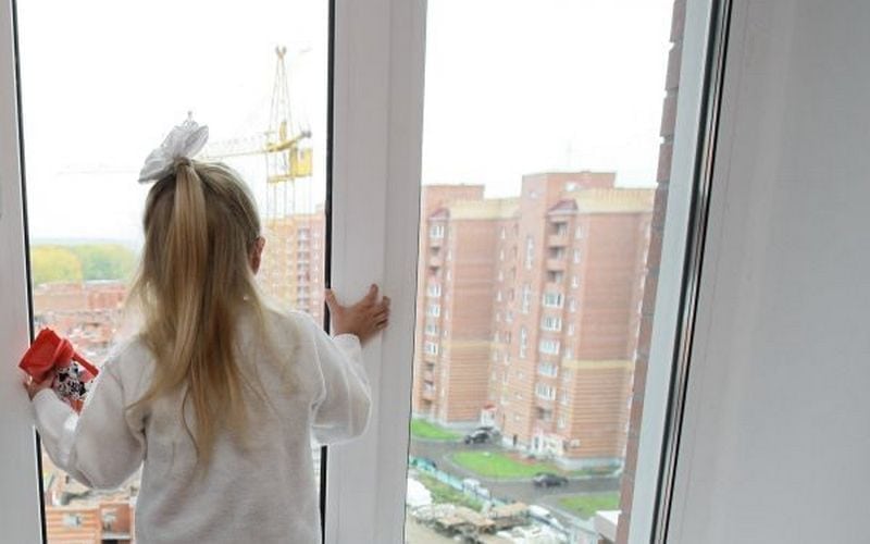 В Серпухове спасли ребенка от падения из окна В Серпухове спасли ребенка от падения из окна