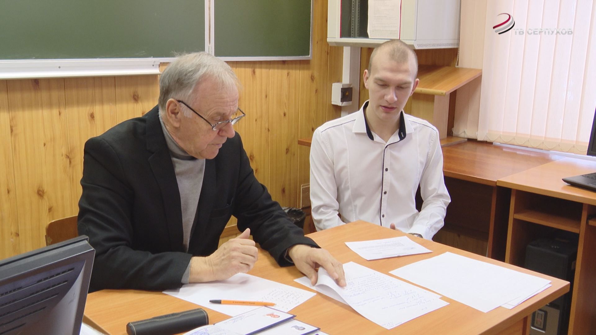 Подросток вуз. Студенты сдают егэ. Девушка на учебе. Сижу на экзамене. Экзамен в вузе.