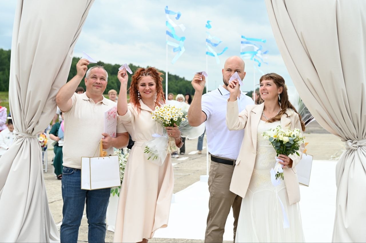 В Серпухове 8 июля прошел парад семей и открылась площадка для бракосочетаний на аэродроме В Серпухове 8 июля прошел парад семей и открылась площадка для бракосочетаний на аэродроме