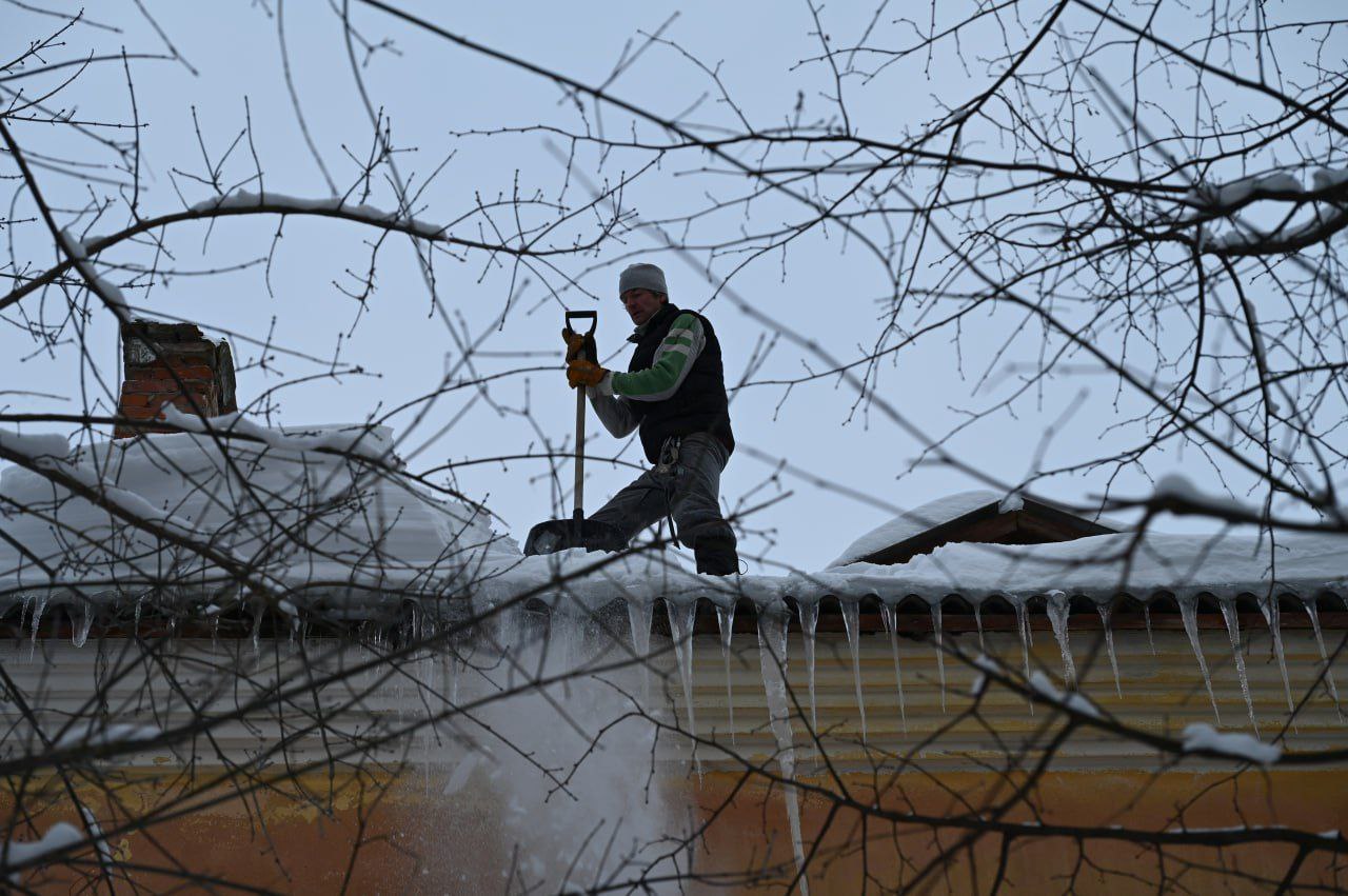 В Серпухове особое внимание уделяется плановой очистке кровель от снега и наледи