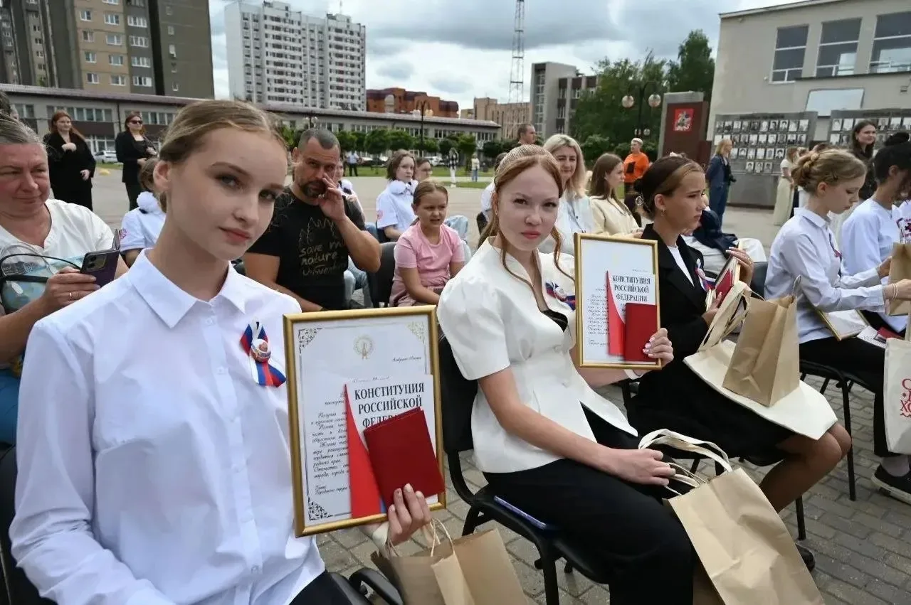 В преддверии Дня государственного флага в Серпухове вручили первые паспорта гражданина РФ 12 серпуховичам