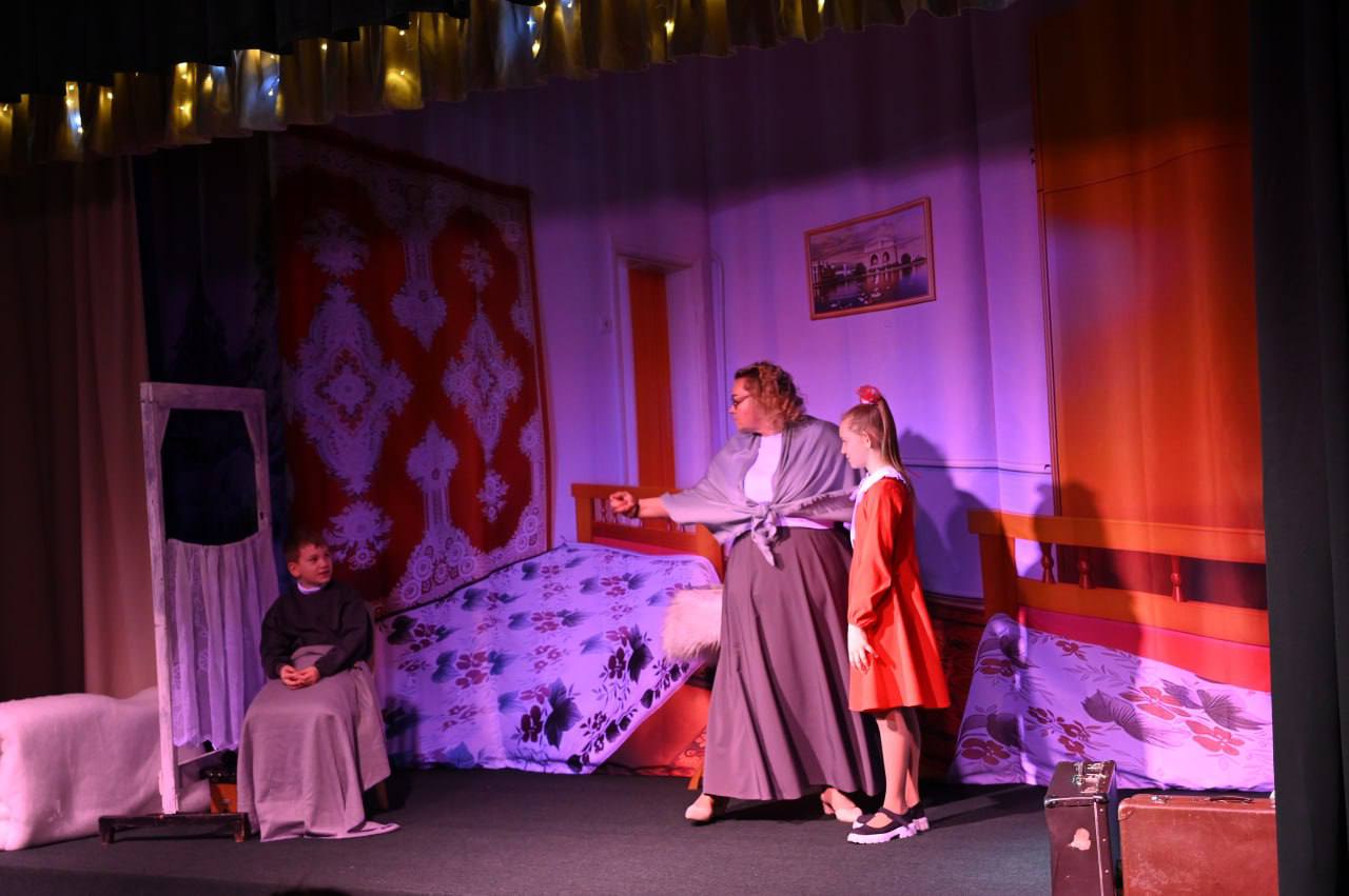 Семьям участников СВО в Серпухове показали спектакль студии "Бессеребренники" 