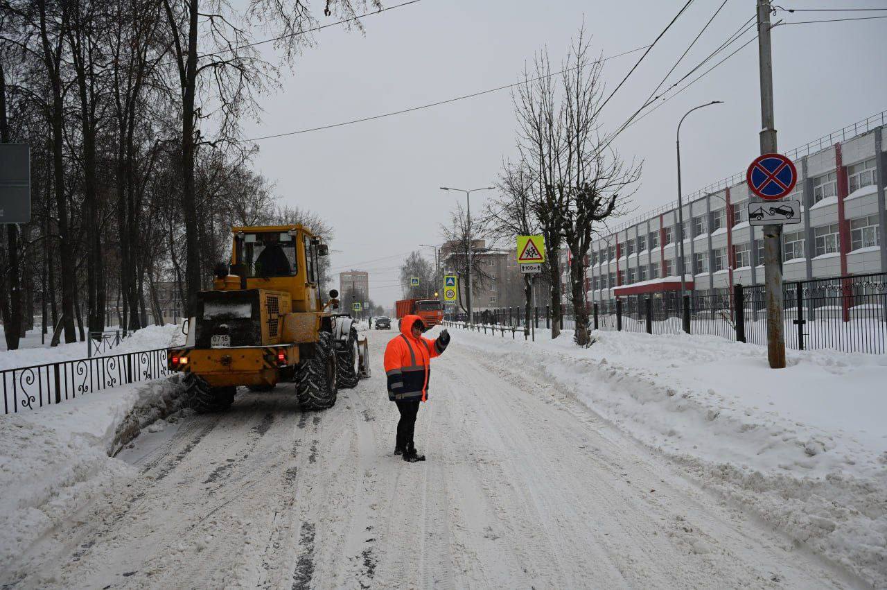 В Серпухове с самого начала снегопада работа МБУ «Комбинат благоустройства» переведена на круглосуточный режим